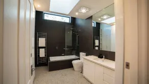 Sanctuary on Stanhope - Art & Modern Luxury - Badrum