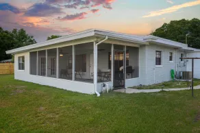Hook, Line & Leisure: Lakefront Gem w/ Porch! - Intérieur
