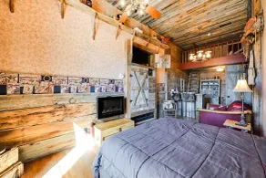 Western-themed Decatur Studio on Main Street! - Interior