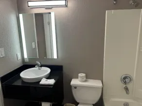 Motel 6 Hollywood - Bathroom