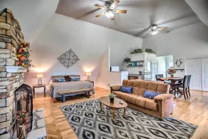 Lake Allatoona Area Studio w/ Pool and Views! - Innvendig