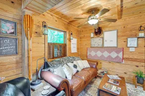 Cozy Nature Escape! Roaring Gap Cabin w/ Patio - Interiør