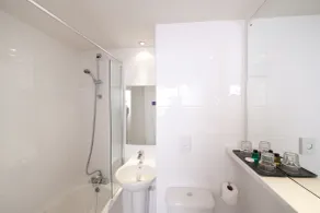 Leonardo Inn Glasgow West End - Bathroom