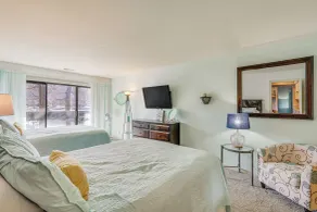 Lakefront Condo Indoor pool, sauna, & pickle ball! - Innenbereich