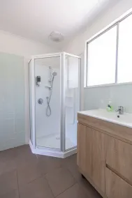 Lake Breeze Motel - Bathroom