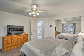 Centrally Located Mt Shasta Home w/ Deck! - Innvendig