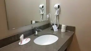 Super 8 by Wyndham Mont Laurier - Salle de bain