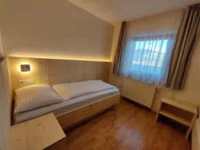 Appartement \"Klementhof App Nr 1\" avec vue sur les montagnes, piscine, Wi-Fi, balcon et jardin - Chambre