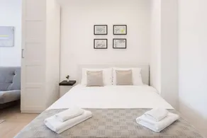 Bright and Modern Main Square Studio - Room