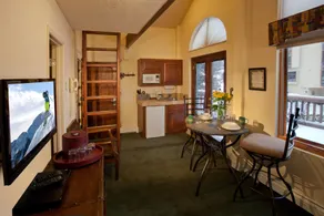 Alpine Village Suites - Zimmer