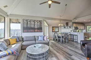 Hiking Trail & Hot Tub Access: Bend Condo w/ Deck - Interiør