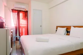 Simply Studio Apartment at Green Pramuka City By Travelio - Habitación