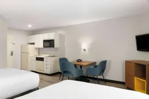 Days Inn & Suites by Wyndham Green Bay WI - Chambre