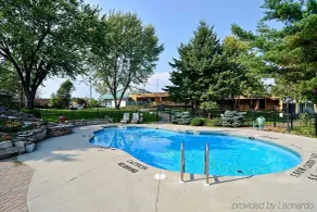 Super 8 by Wyndham Gananoque - Country Squire Resort - Piscine