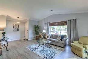 Inviting Lady Lake House: In the Village! - Innenbereich