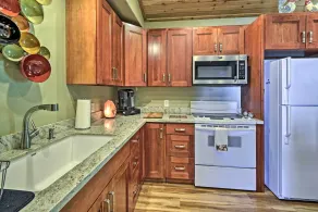 Picturesque Port Angeles Cabin w/ Fire Pit! - Innvendig