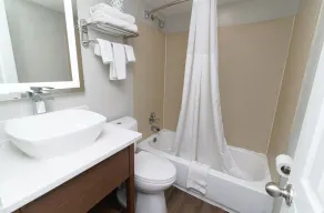 Seashire Inn & Suites - Bathroom