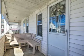 Seaside Escape w/ Porch + Direct Beach Access - Interiør