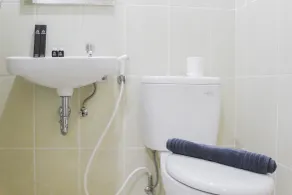 New Furnished with Cozy Stay Studio Apartment at M-Town Residence By Travelio - Bathroom