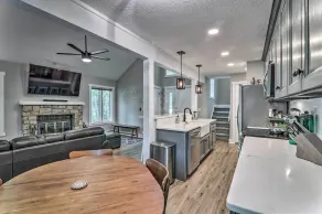 Unwind Fireside & Walk to Slopes! Poconos Getaway - Innenbereich