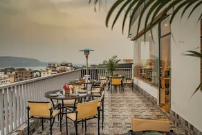 MAYA'S MANOR - A Lake View Hotel - Restaurant