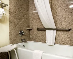 Quality Inn Lima Northeast - Salle de bain