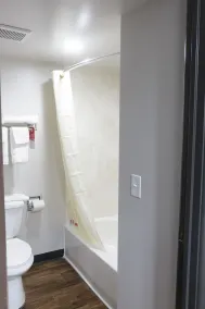 Econo Lodge Milwaukee Airport - Baño
