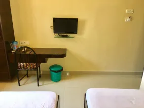 BHIMAS INN -Puratchi Thalaivar Dr M G Ramachandran Central Railway Station Chennai - Room