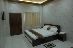 Banaras Blossom Resort - Rum