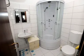 Holiday House With Pool - Badezimmer