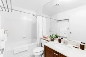 High-Rise Condo with CN Tower View - Balcony - Free Parking - Downtown Toronto - Bathroom