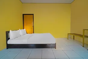RedDoorz Syariah near Universitas Muhammadiyah Cirebon - Habitación