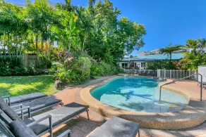 Roydon Beachfront Apartments - Pool