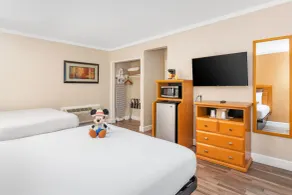 Anaheim Islander Inn and suites near Park and Convention center - Room