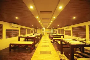 Indiavacationz Houseboat - Restaurant
