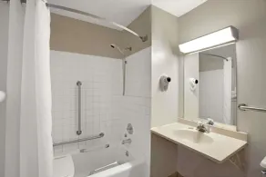 Super 8 by Wyndham Crystal Lake - Salle de bain