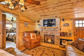 Bartlesville Cabin w/ Pool, Hot Tub & Trampoline! - Interiør