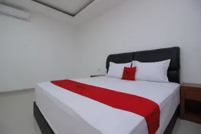RedDoorz Premium near Stasiun Lenteng Agung - Værelse