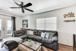 Riverfront Royal Home w/ Hot Tub & Fire Pits! - Innvendig
