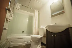 Capone's Hideaway Motel - Bathroom