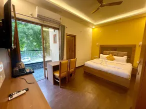Lime Tree Hotel & One Bed Room Serviced Apartment Nearby Noida Sector 50 Metro & Medanta Hospital with Party Venue - Room