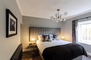 Sweeney Motherwell - Habitación