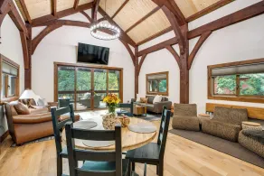 Bear Lodge Waterfront Cabin w/ Level 2 EV Charger - Innenbereich