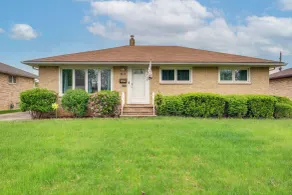 8 Mi to Cleveland: Family Home w/ Fenced Backyard! - Interiör