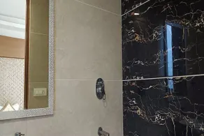 Zen Inn Luxury Hotel - Bathroom