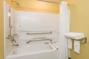Microtel Inn & Suites by Wyndham Hillsborough - Bathroom