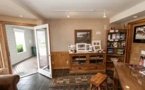 Yellowstone Basin Inn - Hall