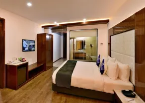 JK Clarks Exotica - Centrally Located with Stunning Valley View - Room