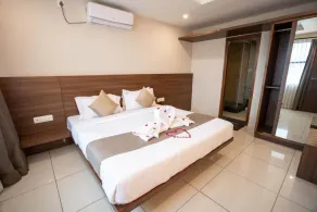 Samasth Palatial Hotel - Room