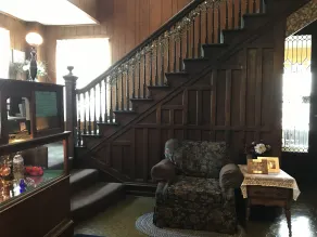 Colonial Hotel-Motel - Lobby sitting area